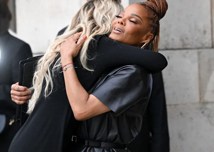 Paris Jackson e tia Janet Jackson abraçam durante a aparição rara juntos