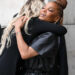 Paris Jackson e tia Janet Jackson abraçam durante a aparição rara juntos