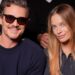 Pedro Pascal posa com Margot Robbie e os fãs não conseguem o suficiente