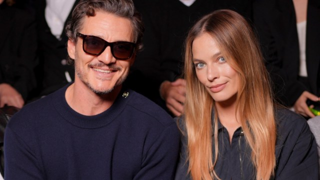 Pedro Pascal posa com Margot Robbie e os fãs não conseguem o suficiente