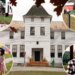 Pequena cidade de Vermont atrai fãs de 'Beetlejuice' ao icônico site de filmes de terror