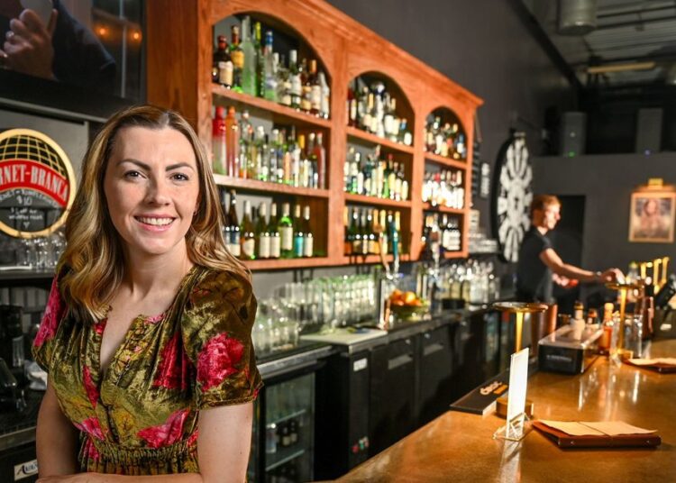 Pequena cozinha, grande menu de bar e entretenimento noturno dão vida ao Álibi do Sundance Plaza