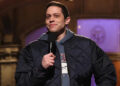 Pete Davidson fica no show da Arábia Saudita após a morte do 11 de setembro do pai do FDNY, apesar da reação