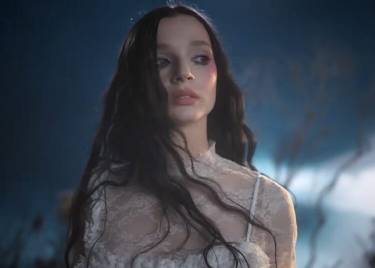 Poppy revela nova música solo original “Unravel”