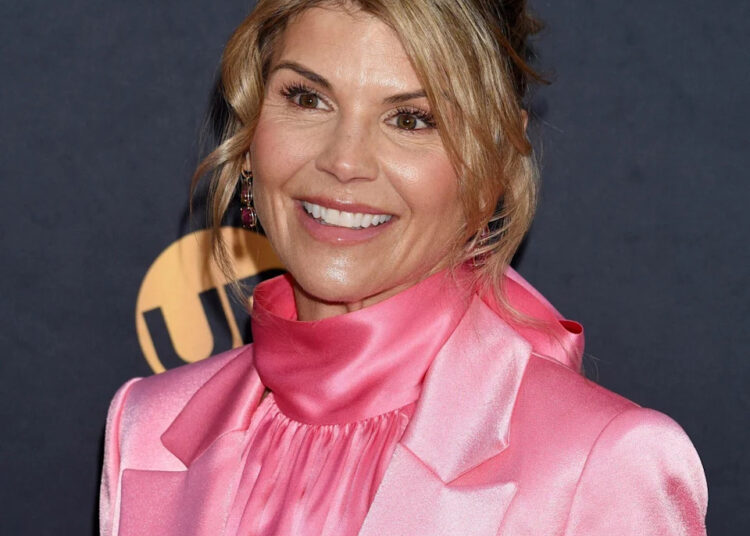 Por que Lori Loughlin questionou dançarinas no clube de strip favorito de seu marido em meio a problemas conjugais