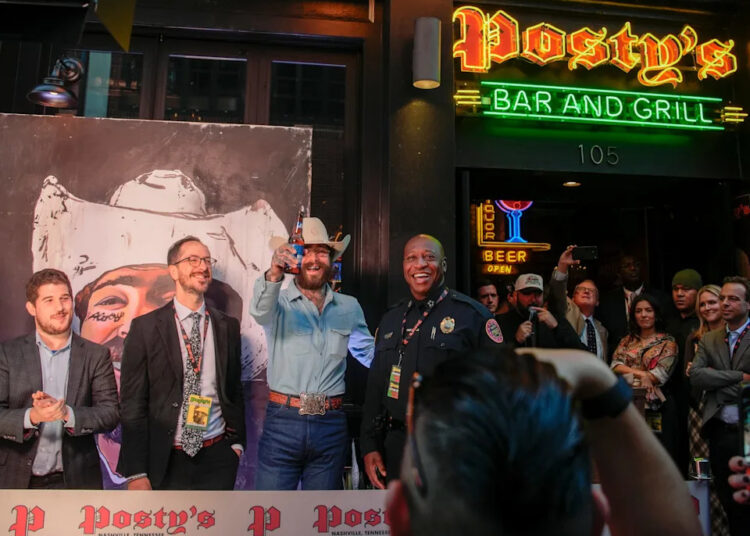 Post Malone corta fita em novo bar enquanto apresenta apresentação gratuita na Broadway