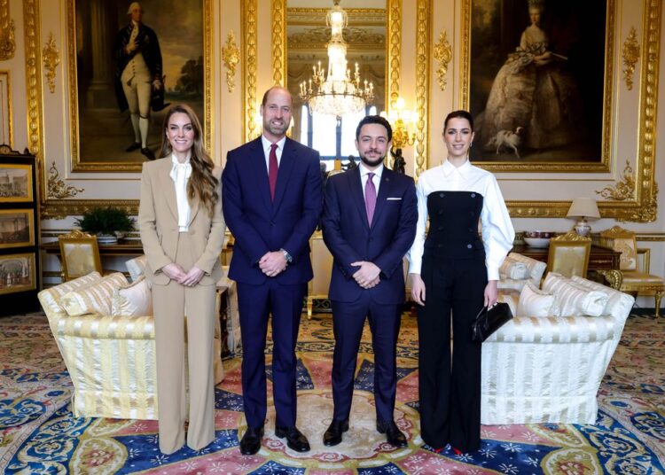 Princesa Rajwa da Jordânia é coroada rainha da moda real com saltos em brasa