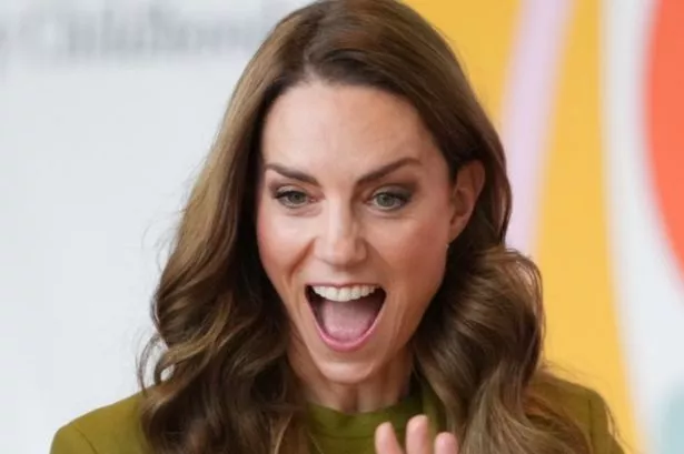 Princesa de Gales brilha em verde enquanto discute o governo de Charlotte, George e Louis