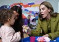 Princesa de Gales sugere que os pais desliguem o telefone para combater o descontentamento social