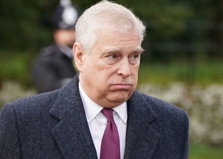Príncipe Andrew desiste de títulos reais, incluindo duque de York, após conversas privadas com o rei Charles