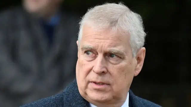 Príncipe Andrew desiste do título de duque de York