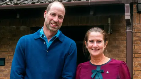 Príncipe William visivelmente emocionado quando viúva conta sobre suicídio do marido