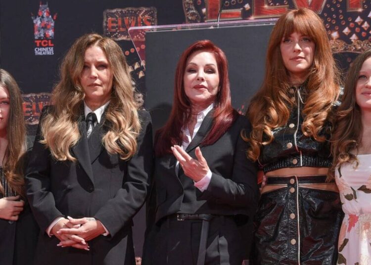 Priscilla Presley compartilha um raro vislumbre das filhas gêmeas de Lisa Marie em seu aniversário de 17 anos – Globe Magazine