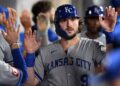Kansas City Royals Vinnie Pasquantino (9) comemora no banco de reservas depois de marcar uma corrida contra ...