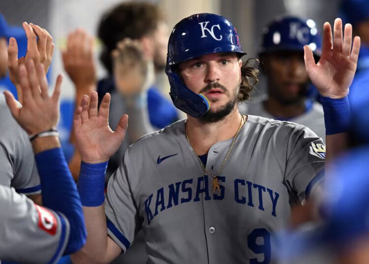 Kansas City Royals Vinnie Pasquantino (9) comemora no banco de reservas depois de marcar uma corrida contra ...