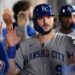 Kansas City Royals Vinnie Pasquantino (9) comemora no banco de reservas depois de marcar uma corrida contra ...
