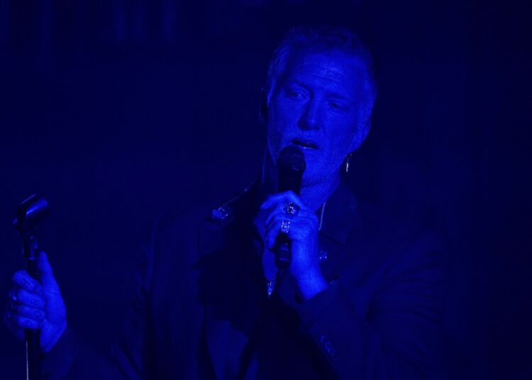 Queens of the Stone Age de estreia nova música "Easy Street": Assista