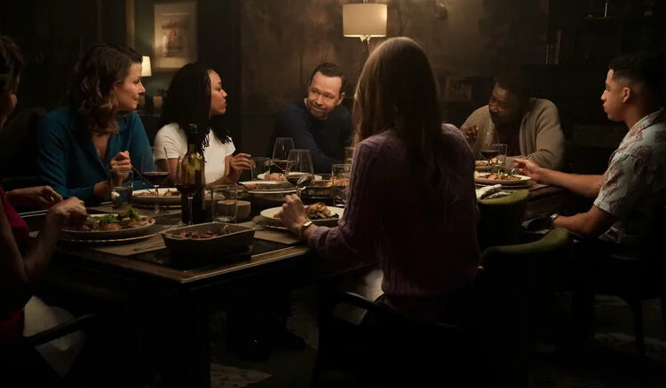 Quem aparece para o jantar em família na estreia do spin-off de The Blue Bloods?