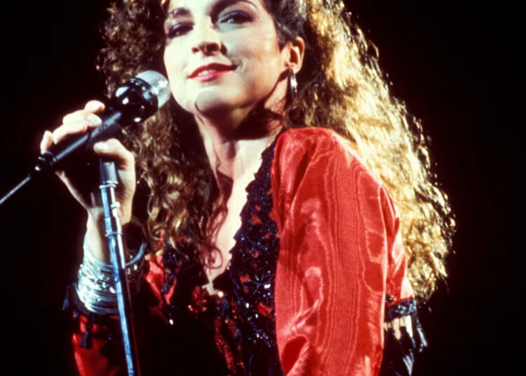 Rachel Zegler consegue o papel de ícone da música dos anos 80 no próximo filme biográfico