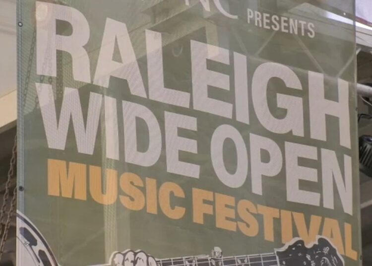 Raleigh Wide Open 2025: 2 dias seguidos de apresentações de música ao vivo em todas as esquina; Bluegrass, Evangelho. Pessoal no centro da cidade