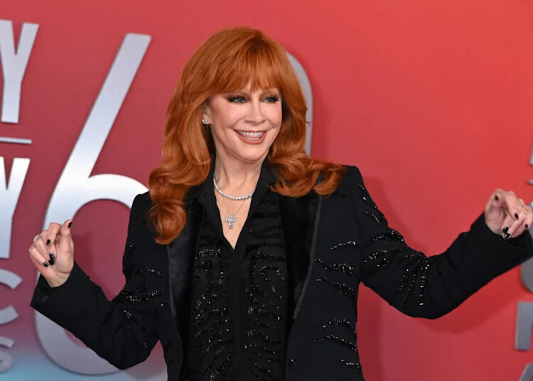 Reba McEntire critica imagens virais de IA dela e de Dolly Parton