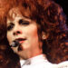 Reba McEntire dá um novo toque ao seu sucesso country dos anos 90 com 2 estrelas da Internet