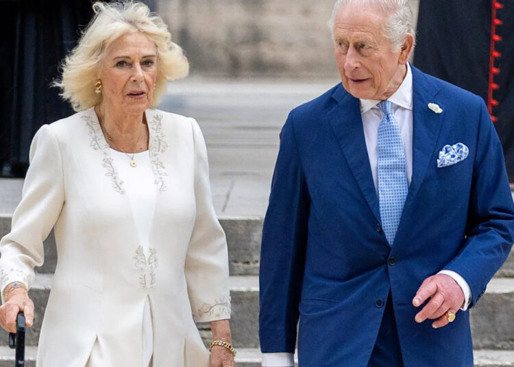 Rei Charles e Rainha Camilla compartilham mensagem de 'profundamente preocupado e profundamente triste'