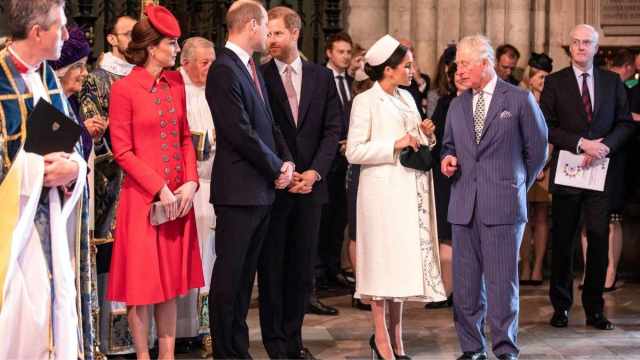 Rei Charles estende ramo de oliveira ao príncipe Harry e Meghan Markle com este gesto – Relatório