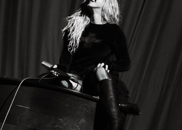 Reneé Rapp diz 'Bite Me' em novo álbum, primeira turnê em arena