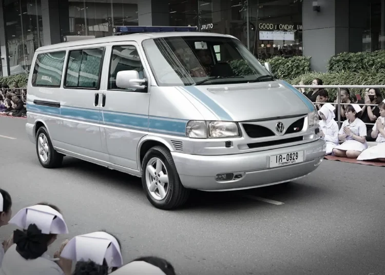 Restos mortais da rainha-mãe transportados no veículo 'James Bond' do rei Rama IX