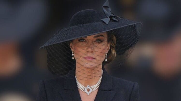 Revelado - O Ultra-Grim 'Death Outfit' Kate Middleton é forçada a fazer malas para cada viagem real