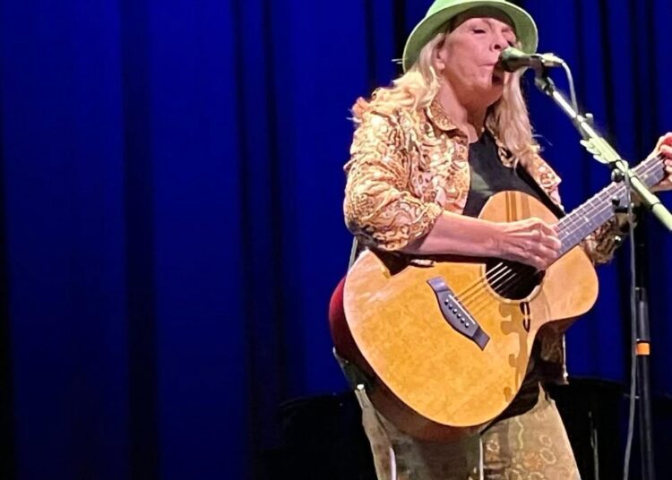 Rickie Lee Jones traz comentários obscenos e músicas bem elaboradas para o Chevalier Theatre