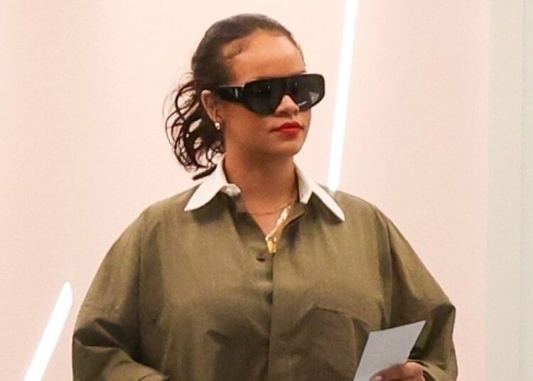 Rihanna usa botas com estampa de pele de cobra enquanto faz compras em Los Angeles | Rihanna | Notícias e fofocas sobre celebridades | Entretenimento, fotos e vídeos