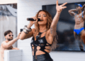 Rita Ora sai em um vestido transparente e sutiã prateado
