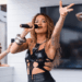 Rita Ora sai em um vestido transparente e sutiã prateado