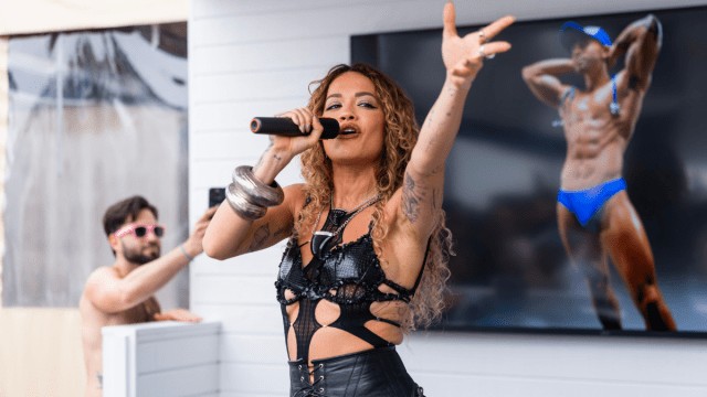 Rita Ora sai em um vestido transparente e sutiã prateado