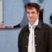 Robert Pattinson serve 'Odd Energy' em Shoot de Ícone 'Chaotic'