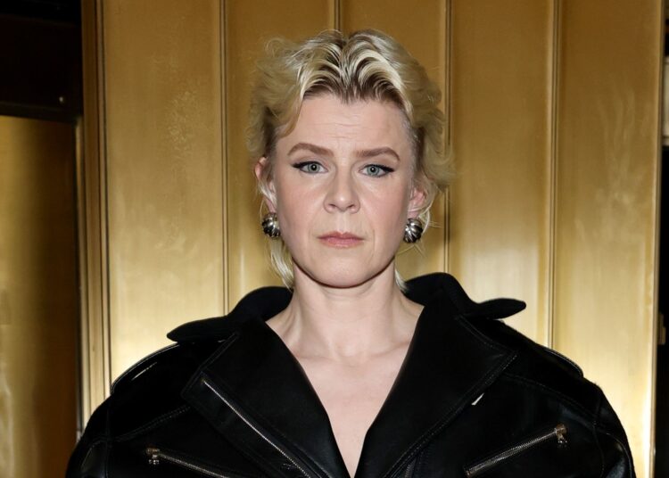 Robyn provoca nova música no desfile da semana de moda de Paris Studios Acne