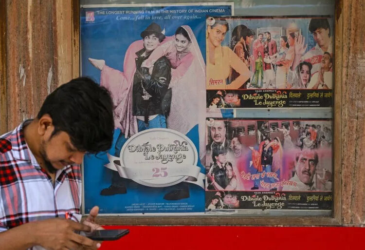 Romance icônico de Bollywood marca 30 anos de exibição ininterrupta no teatro de Mumbai