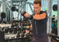 Ryan Seacrest exibe músculos no vídeo de exercícios - veja como os fãs reagiram