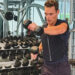 Ryan Seacrest exibe músculos no vídeo de exercícios - veja como os fãs reagiram