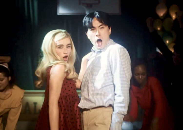 SNL Sabrina Carpenter Bowen Yang Vídeo musical Grind Middle School Lovin