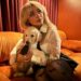 Sabrina Carpenter adiciona centro jurídico para transgêneros aos beneficiários do fundo de turismo 'Short n' Sweet'