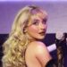 Sabrina Carpenter aquece o Halloween com dois looks inspirados em gatos