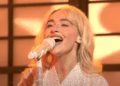 Sabrina Carpenter arrasa no SNL com ‘Manchild’, novas músicas e esquetes hilariantes
