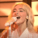 Sabrina Carpenter arrasa no SNL com ‘Manchild’, novas músicas e esquetes hilariantes