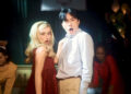 Sabrina Carpenter e Bowen Yang Grind na pista de dança do ensino médio em novo videoclipe