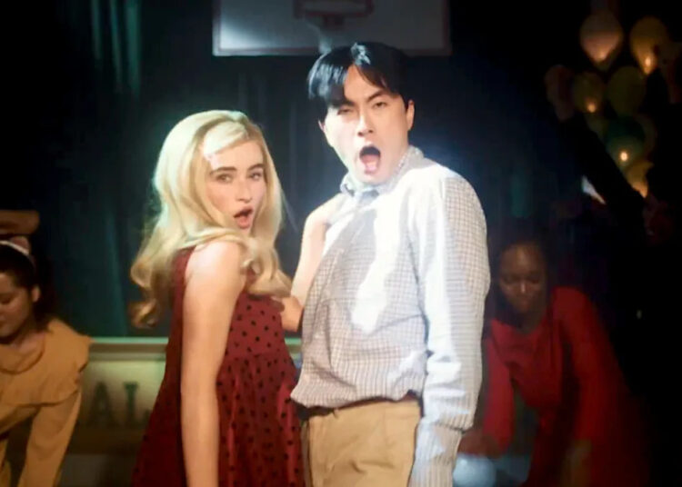 Sabrina Carpenter e Bowen Yang Grind na pista de dança do ensino médio em novo videoclipe