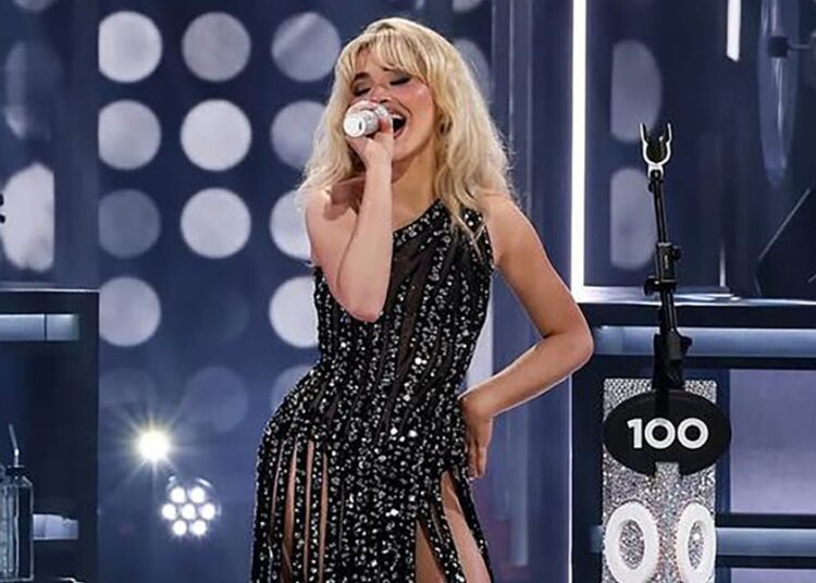 Sabrina Carpenter faz sua estréia no Grand Ole Opry