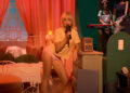 Sabrina Carpenter lança F-Bomb e dança de roupa íntima enquanto canta 'Manchild' e 'Nobody's Son' no 'SNL': Assistir